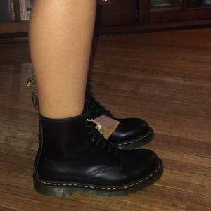 1460 Smooth Dr Martens (SIZE 10)